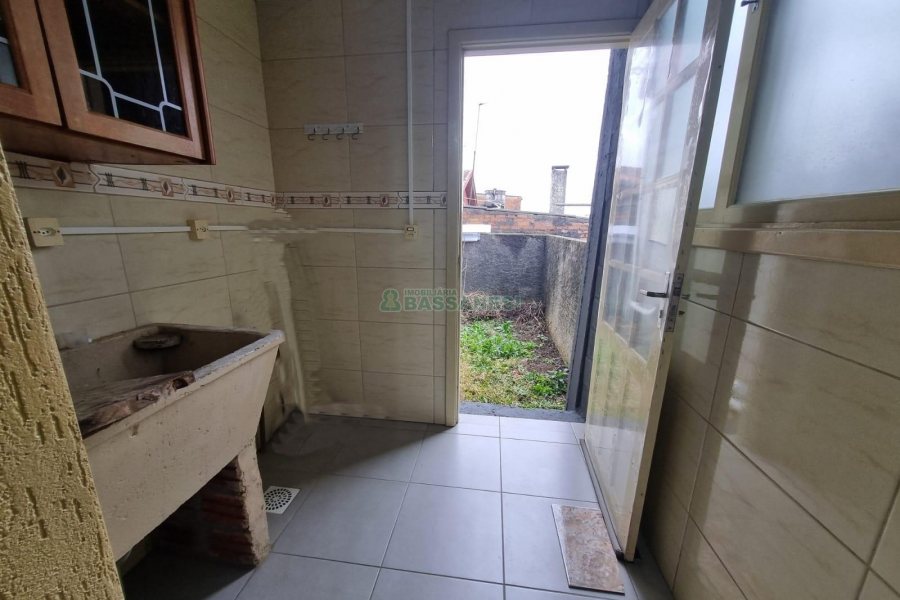 Casa com 80m², 3 dormitórios, 1 vaga, no bairro Universitário em Caxias do Sul para Alugar
