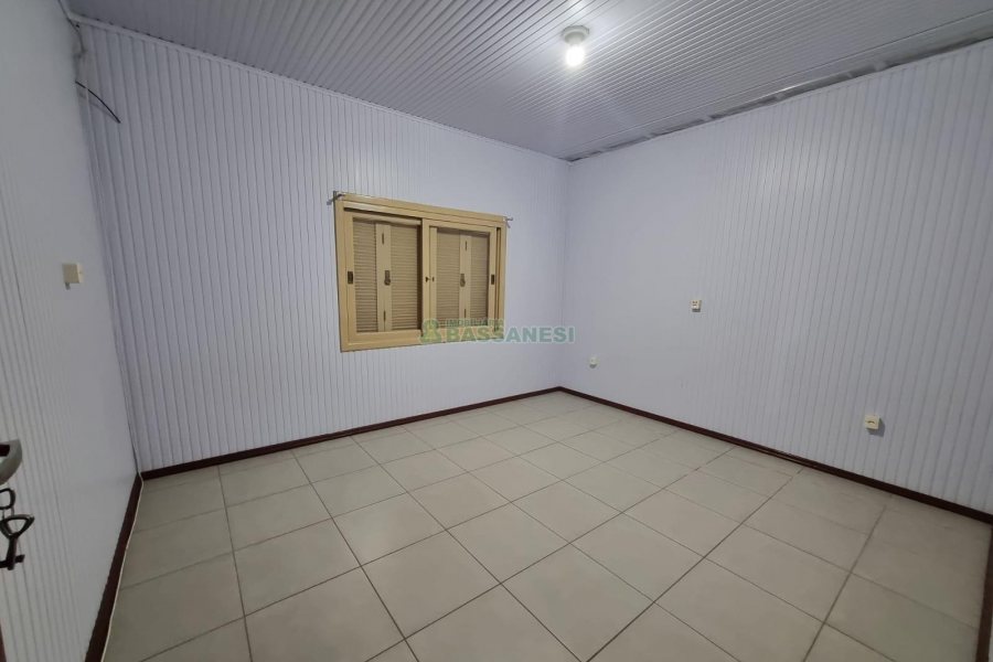 Casa com 80m², 3 dormitórios, 1 vaga, no bairro Universitário em Caxias do Sul para Alugar