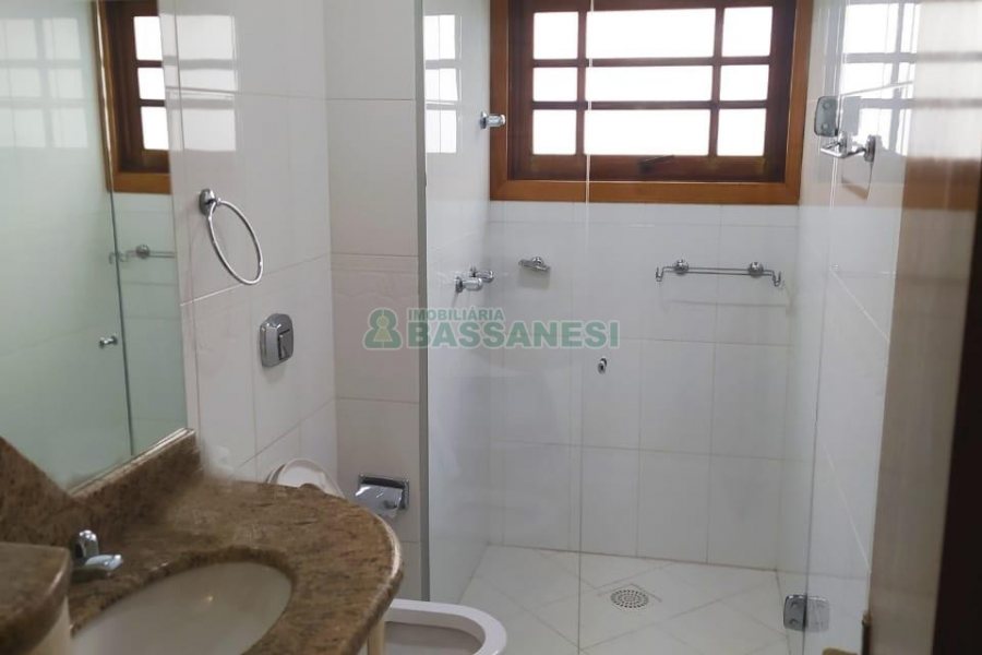 Apartamento com 109m², 3 dormitórios, 2 vagas, no bairro Madureira em Caxias do Sul para Alugar