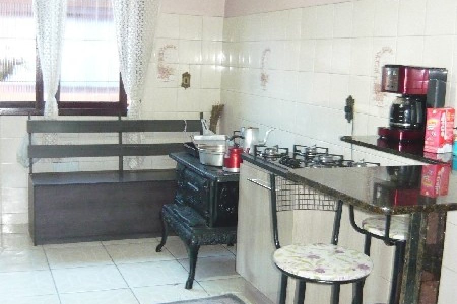 Casa com 180m², 3 dormitórios, 1 vaga, no bairro Esplanada em Caxias do Sul para Comprar