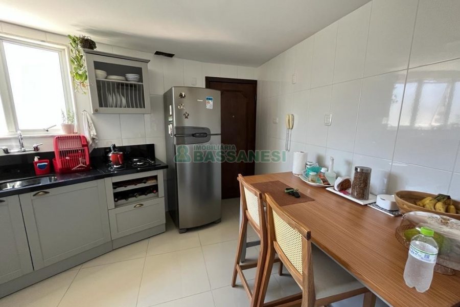 Apto Mobiliado com 137m², 3 dormitórios, 2 vagas, no bairro Centro em Caxias do Sul para Alugar