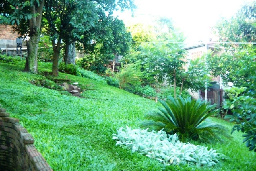 Casa com 100m², 3 dormitórios, 1 vaga, no bairro Marechal Floriano em Caxias do Sul para Comprar