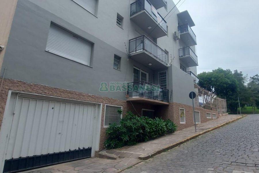 Apartamento com 84m², 2 dormitórios, 2 vagas, no bairro Madureira em Caxias do Sul para Alugar