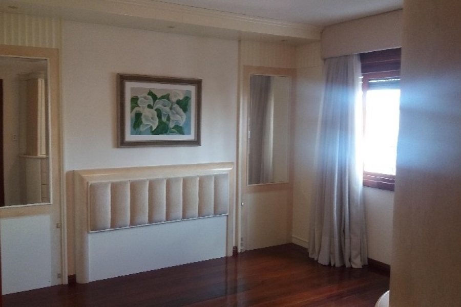 Apartamento com 205m², 3 dormitórios, 2 vagas, no bairro Centro em Caxias do Sul para Alugar