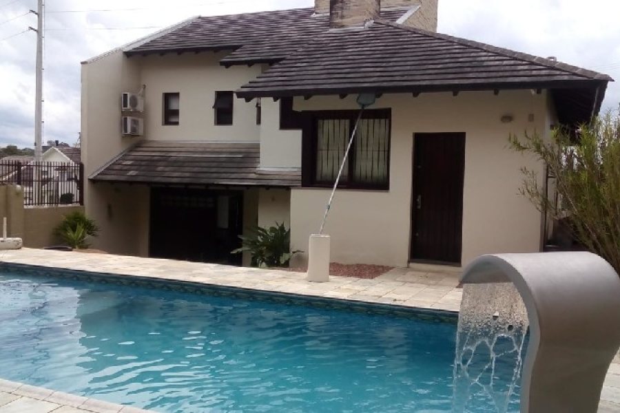 Casa com 220m², 3 dormitórios, 2 vagas, no bairro São Luiz em Caxias do Sul para Comprar