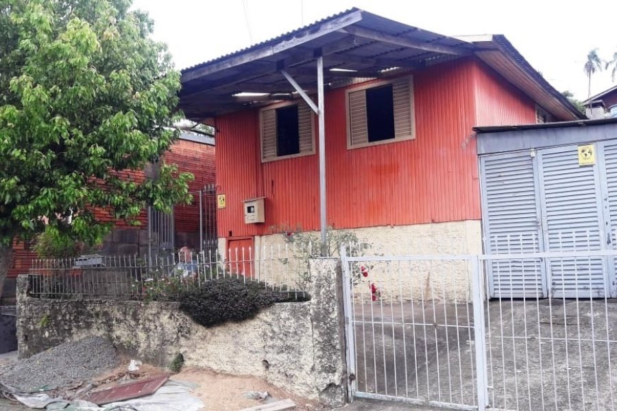 Casa com 29m², 2 dormitórios, 1 vaga, no bairro Diamantino em Caxias do Sul para Comprar