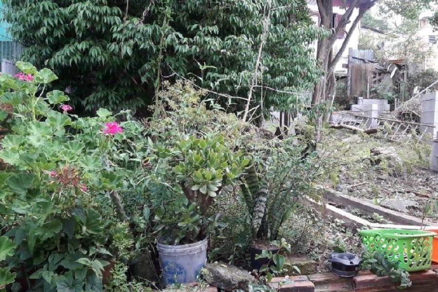 Casa com 29m², 2 dormitórios, 1 vaga, no bairro Diamantino em Caxias do Sul para Comprar