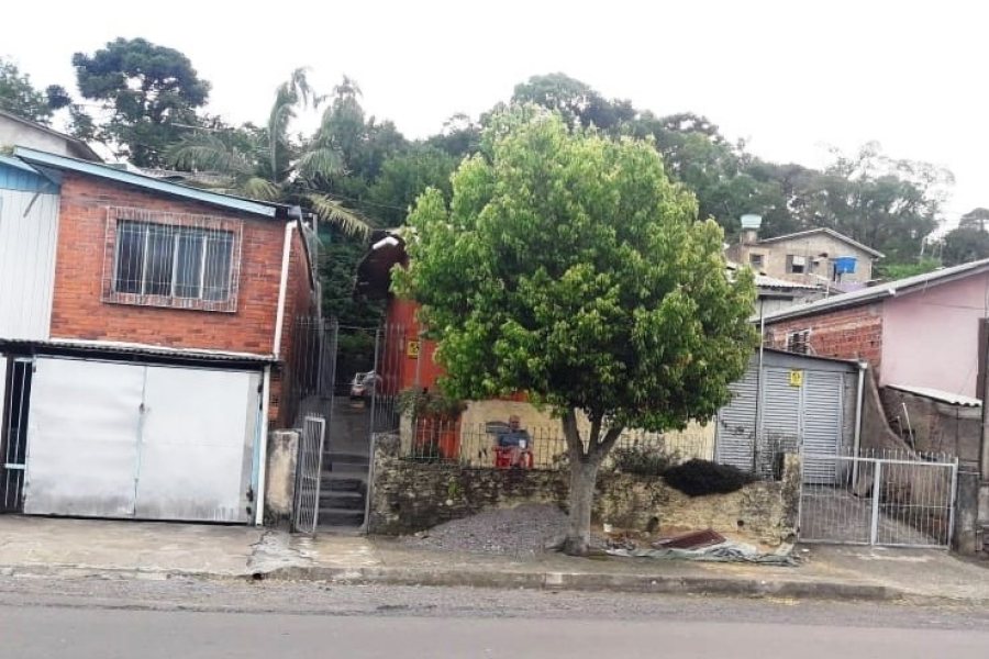 Casa com 29m², 2 dormitórios, 1 vaga, no bairro Diamantino em Caxias do Sul para Comprar