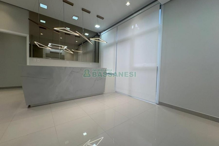 Sala com 270m², 4 vagas, no bairro Panazzolo em Caxias do Sul para Alugar ou Comprar