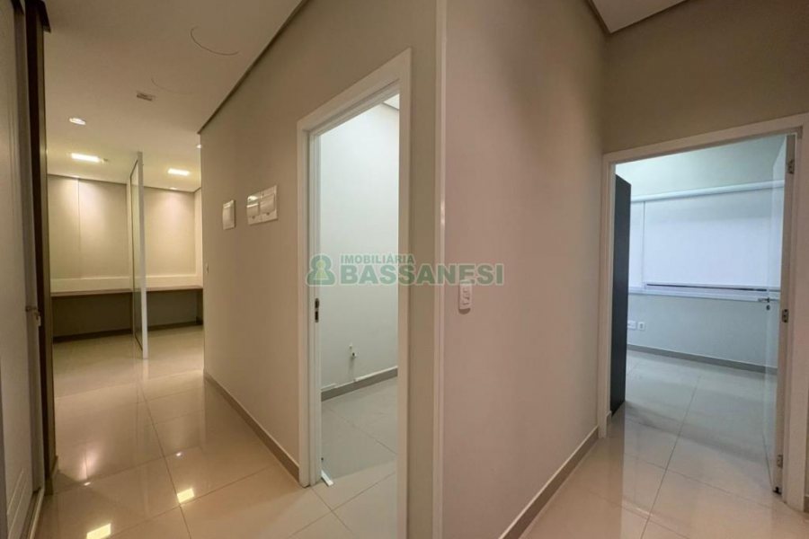Sala com 270m², 4 vagas, no bairro Panazzolo em Caxias do Sul para Alugar ou Comprar