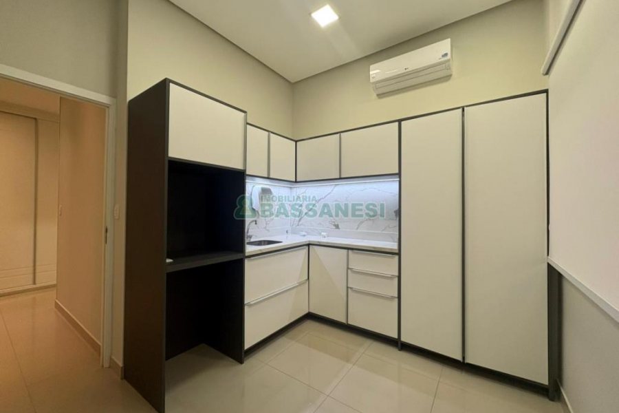 Sala com 270m², 4 vagas, no bairro Panazzolo em Caxias do Sul para Alugar ou Comprar