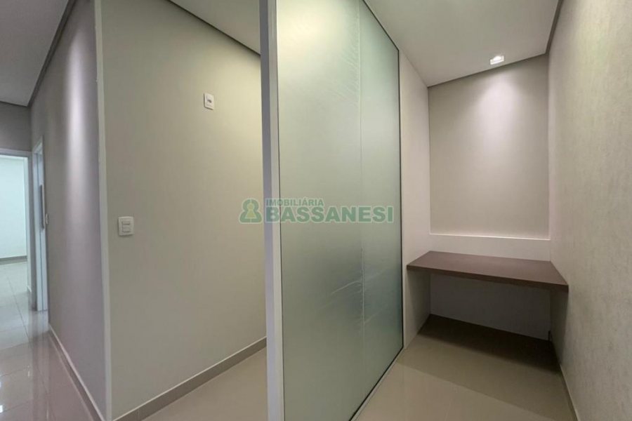 Sala com 270m², 4 vagas, no bairro Panazzolo em Caxias do Sul para Alugar ou Comprar