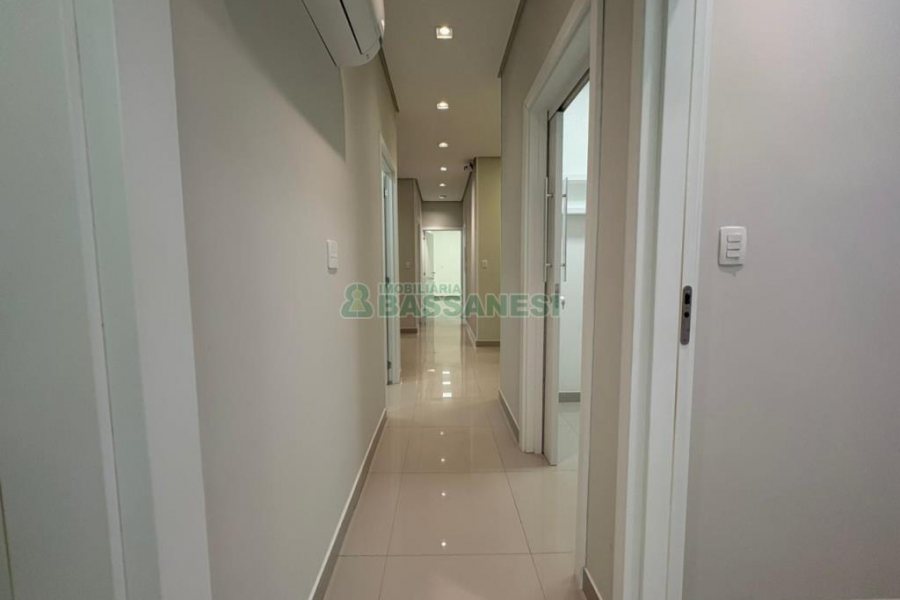 Sala com 270m², 4 vagas, no bairro Panazzolo em Caxias do Sul para Alugar ou Comprar