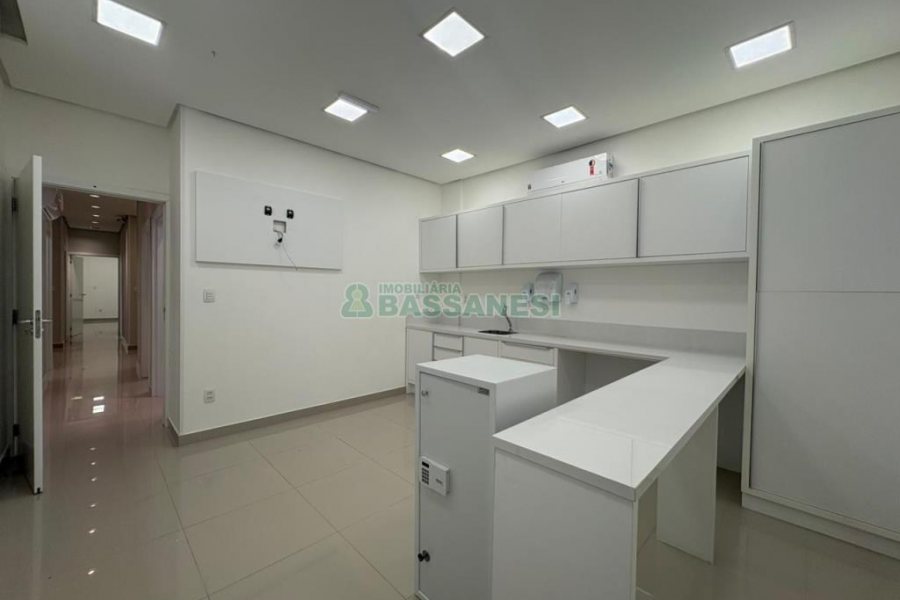 Sala com 270m², 4 vagas, no bairro Panazzolo em Caxias do Sul para Alugar ou Comprar