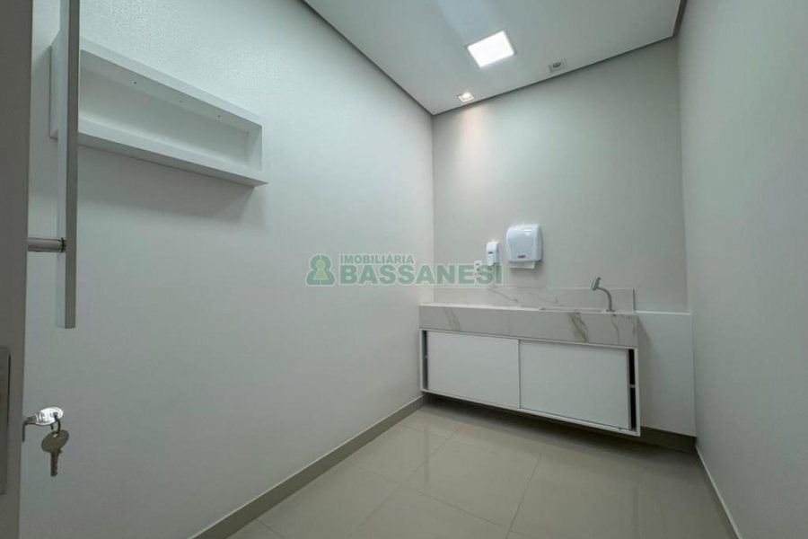 Sala com 270m², 4 vagas, no bairro Panazzolo em Caxias do Sul para Alugar ou Comprar