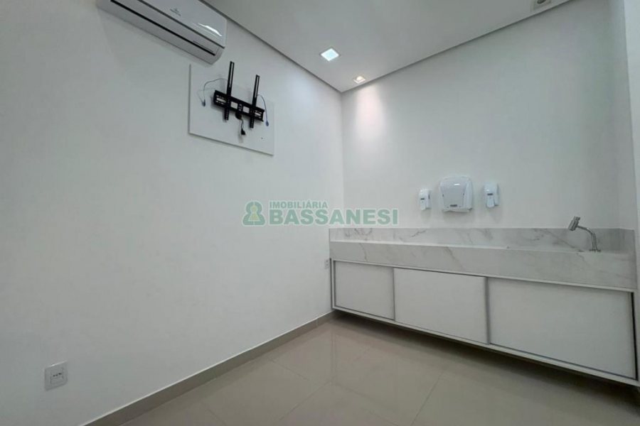 Sala com 270m², 4 vagas, no bairro Panazzolo em Caxias do Sul para Alugar ou Comprar