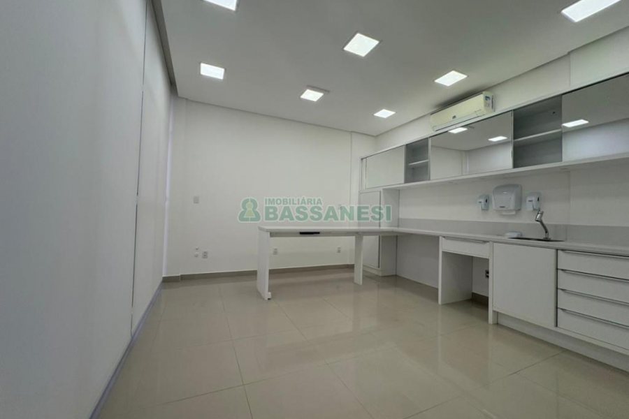 Sala com 270m², 4 vagas, no bairro Panazzolo em Caxias do Sul para Alugar ou Comprar