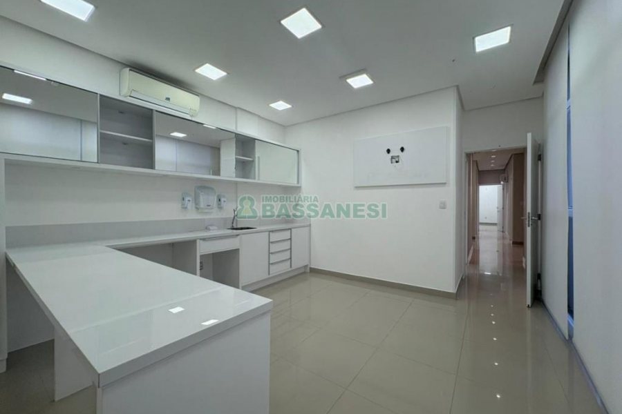 Sala com 270m², 4 vagas, no bairro Panazzolo em Caxias do Sul para Alugar ou Comprar