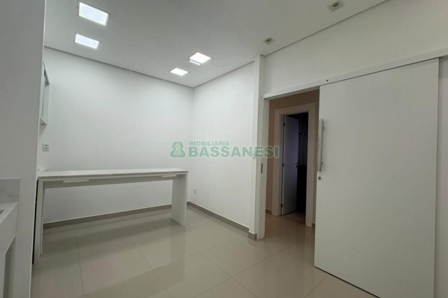 Sala com 270m², 4 vagas, no bairro Panazzolo em Caxias do Sul para Alugar ou Comprar