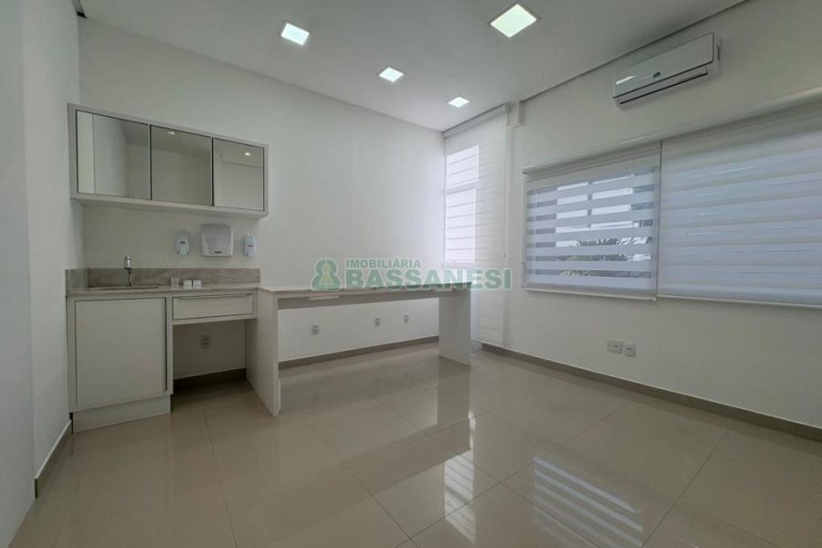 Sala com 270m², 4 vagas, no bairro Panazzolo em Caxias do Sul para Alugar ou Comprar