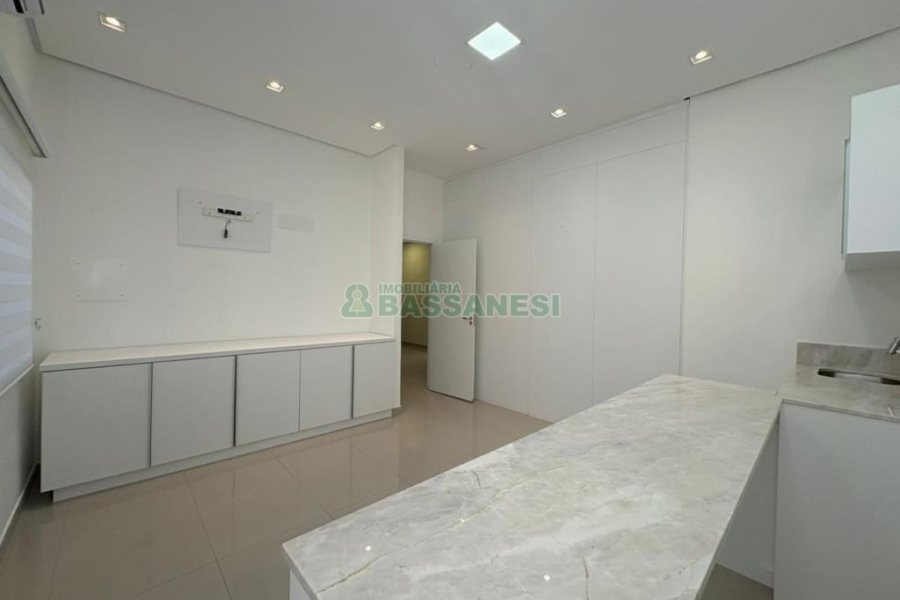 Sala com 270m², 4 vagas, no bairro Panazzolo em Caxias do Sul para Alugar ou Comprar