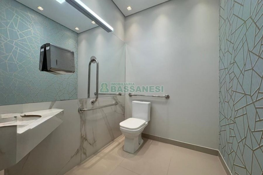 Sala com 270m², 4 vagas, no bairro Panazzolo em Caxias do Sul para Alugar ou Comprar