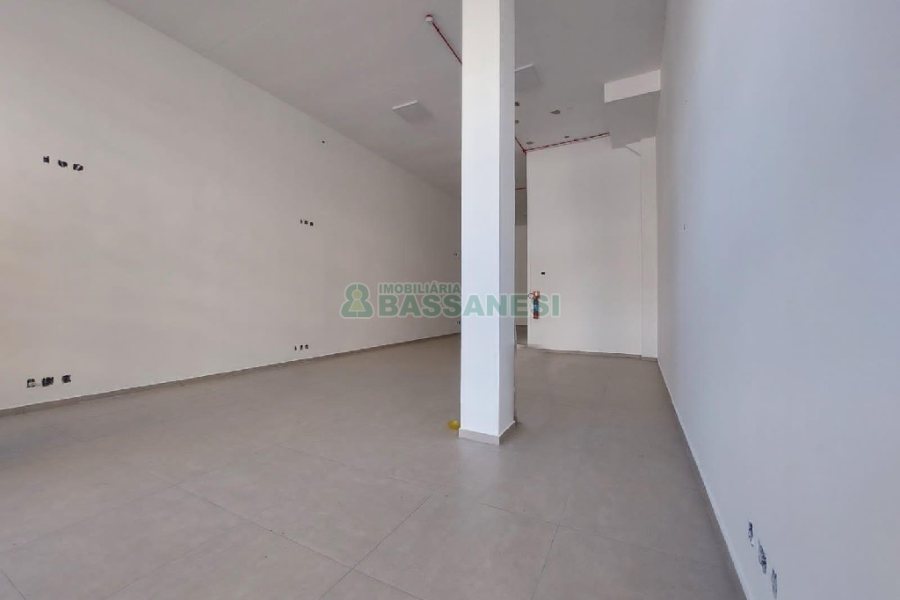 Loja com 128m², 2 vagas, no bairro São Pelegrino em Caxias do Sul para Alugar ou Comprar