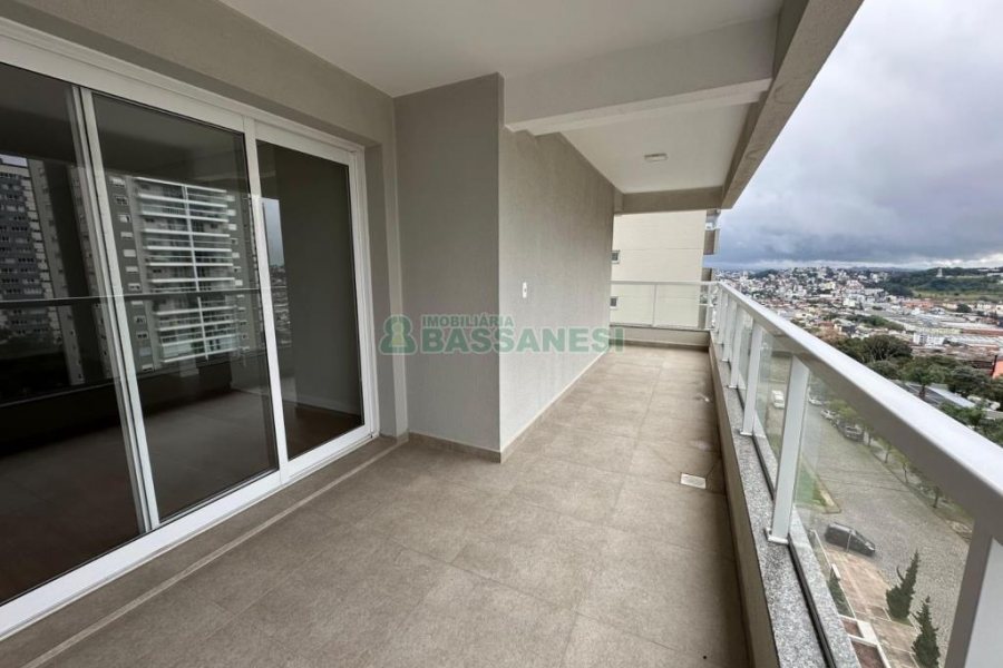 Apartamento com 113m², 3 dormitórios, 2 vagas, no bairro Madureira em Caxias do Sul para Comprar