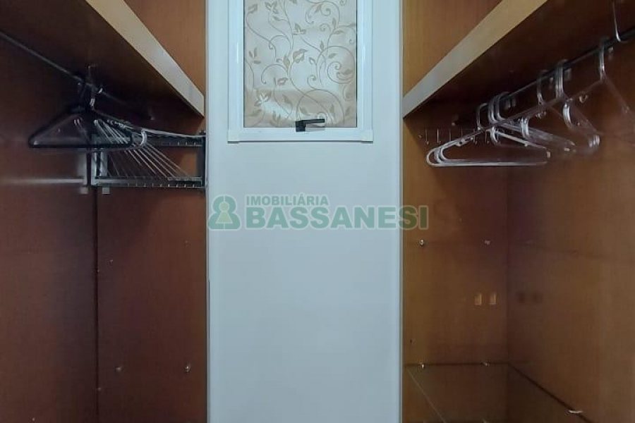 Apto Mobiliado com 163m², 3 dormitórios, 2 vagas, no bairro Cruzeiro em Caxias do Sul para Comprar