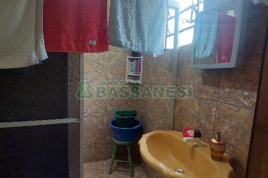 Casa com 73m², 3 dormitórios, 3 vagas, no bairro 9 Legua em Caxias do Sul para Comprar