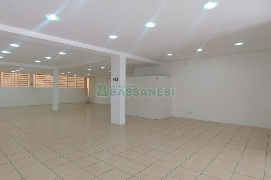 Loja com 330m², no bairro Cinqüentenário em Caxias do Sul para Alugar ou Comprar