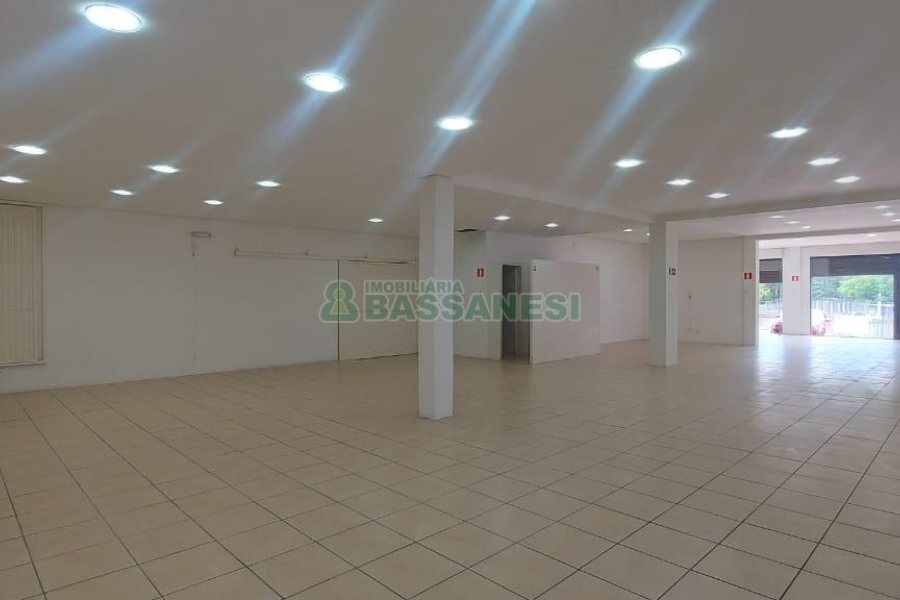 Loja com 330m², no bairro Cinqüentenário em Caxias do Sul para Alugar ou Comprar