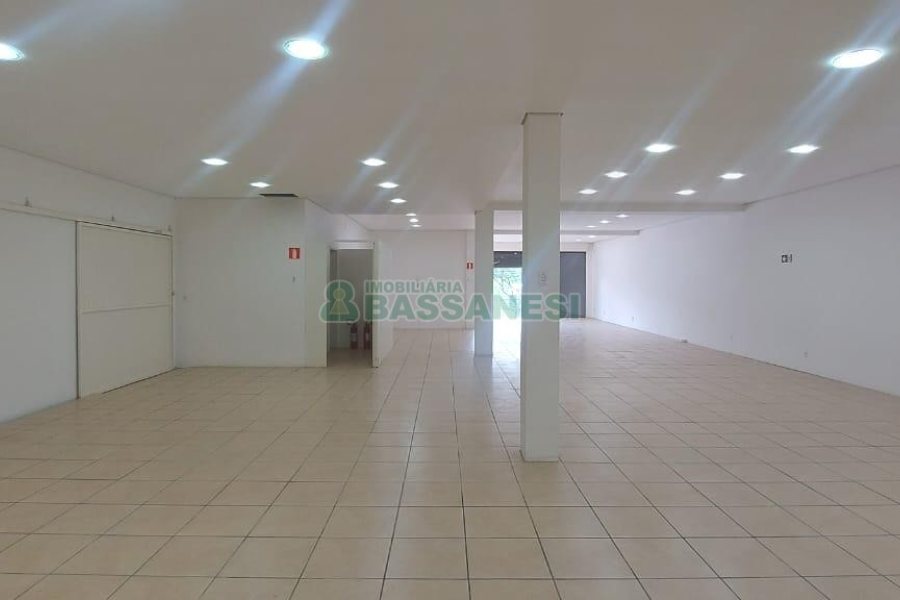 Loja com 330m², no bairro Cinqüentenário em Caxias do Sul para Alugar ou Comprar