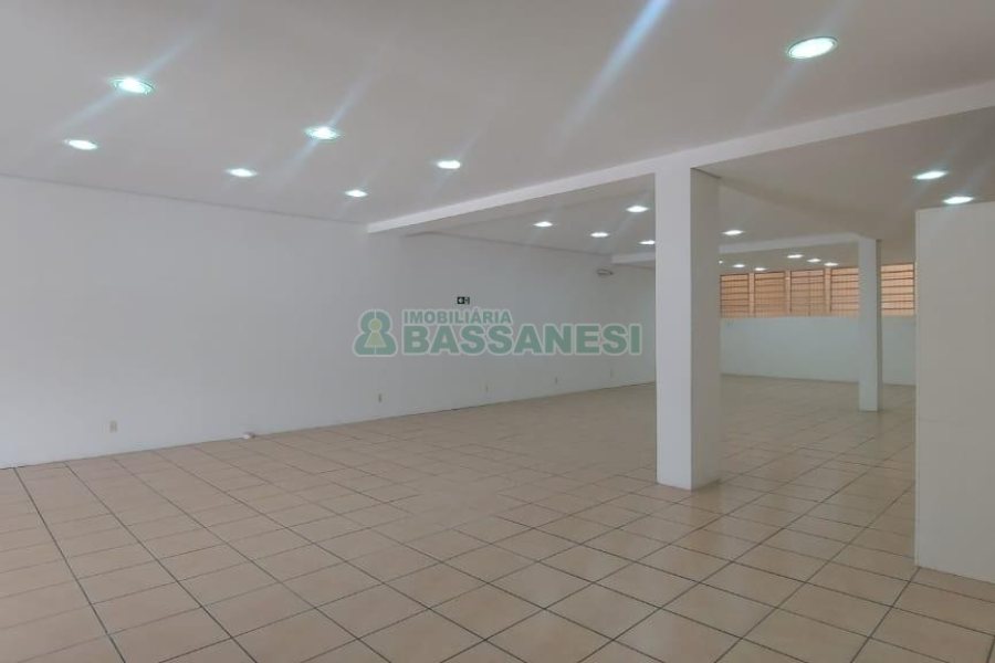 Loja com 330m², no bairro Cinqüentenário em Caxias do Sul para Alugar ou Comprar