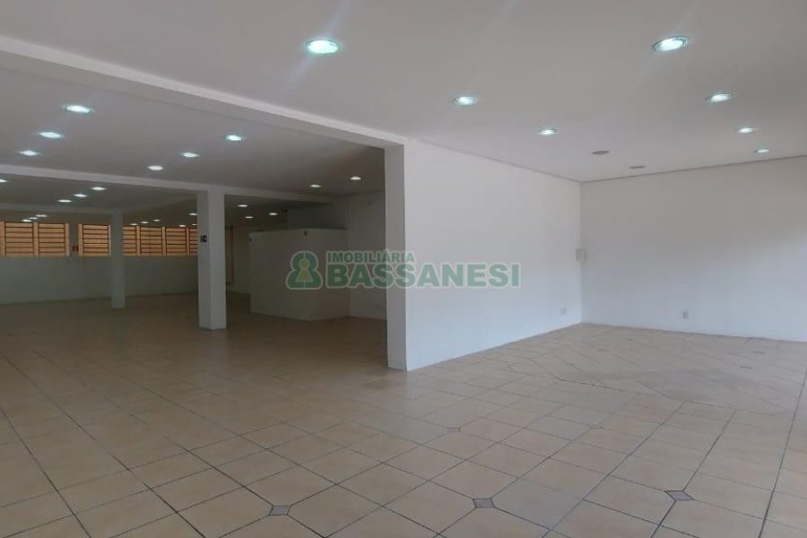 Loja com 330m², no bairro Cinqüentenário em Caxias do Sul para Alugar ou Comprar