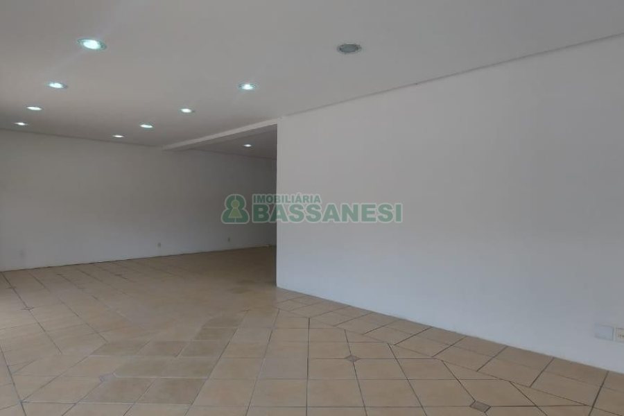 Loja com 330m², no bairro Cinqüentenário em Caxias do Sul para Alugar ou Comprar