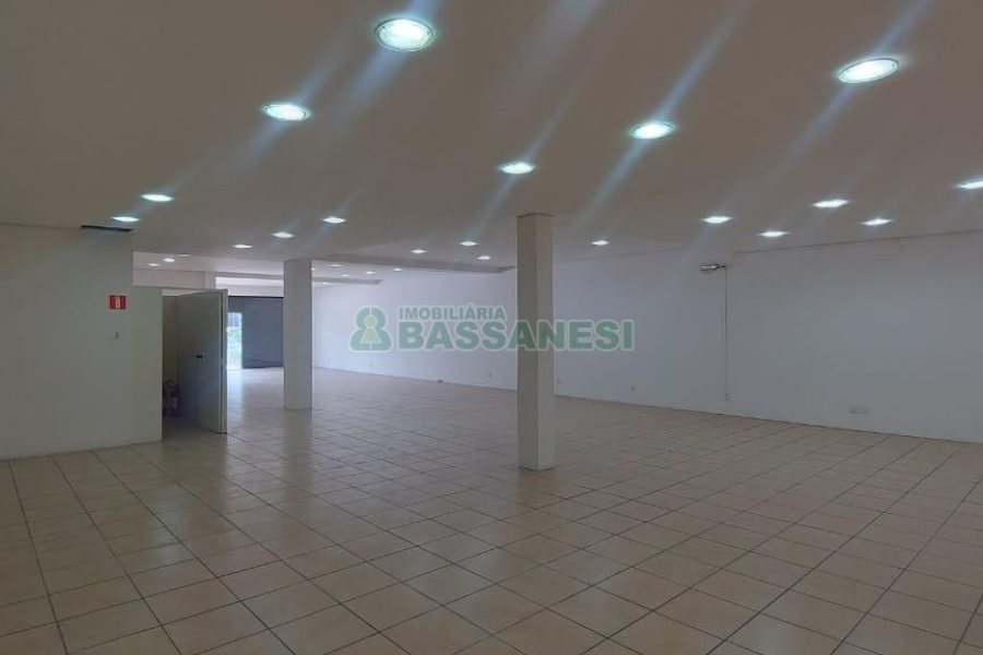 Loja com 330m², no bairro Cinqüentenário em Caxias do Sul para Alugar ou Comprar