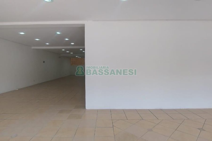Loja com 330m², no bairro Cinqüentenário em Caxias do Sul para Alugar ou Comprar