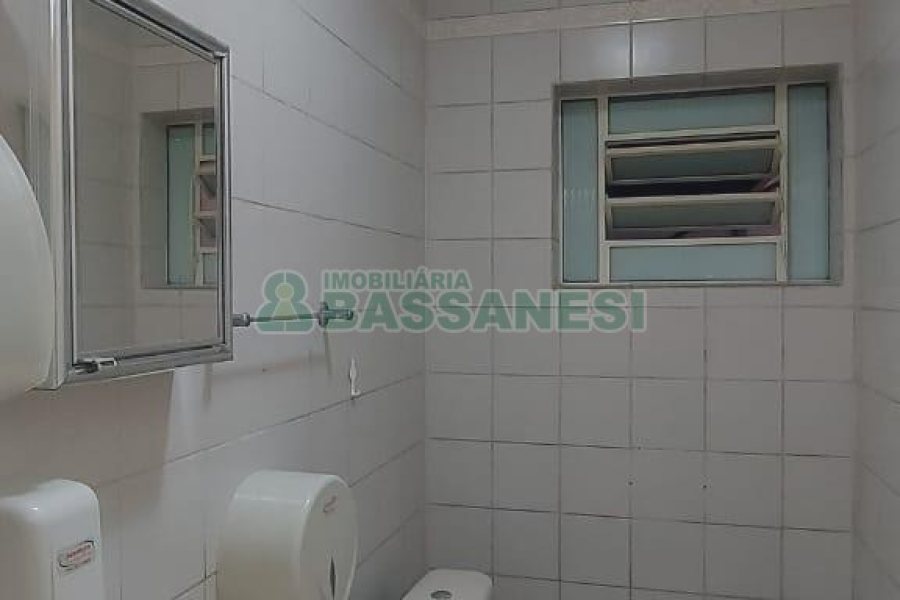 Loja com 330m², no bairro Cinqüentenário em Caxias do Sul para Alugar ou Comprar