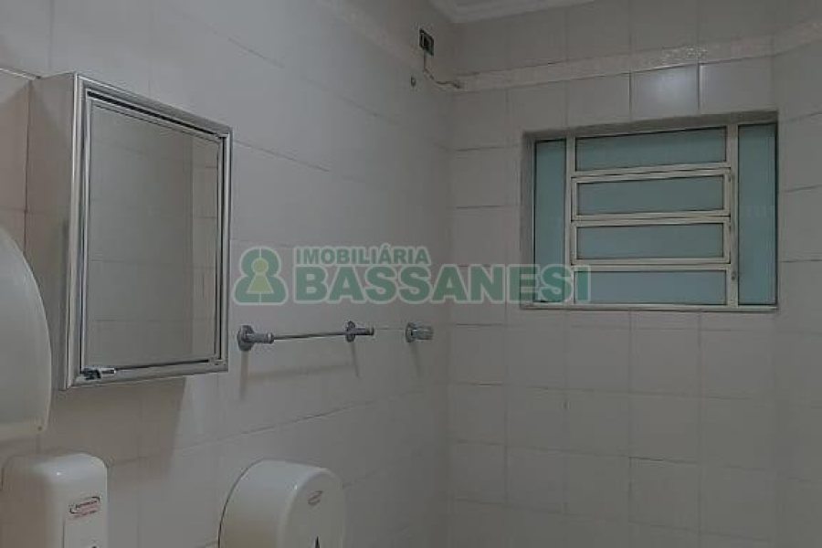 Loja com 330m², no bairro Cinqüentenário em Caxias do Sul para Alugar ou Comprar