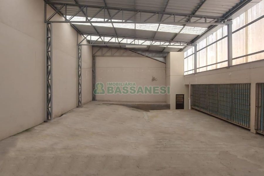 Loja com 330m², no bairro Cinqüentenário em Caxias do Sul para Alugar ou Comprar