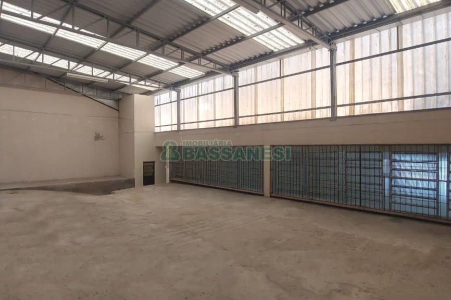 Loja com 330m², no bairro Cinqüentenário em Caxias do Sul para Alugar ou Comprar