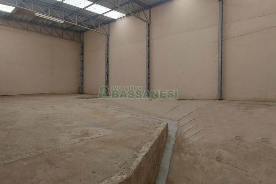 Loja com 330m², no bairro Cinqüentenário em Caxias do Sul para Alugar ou Comprar