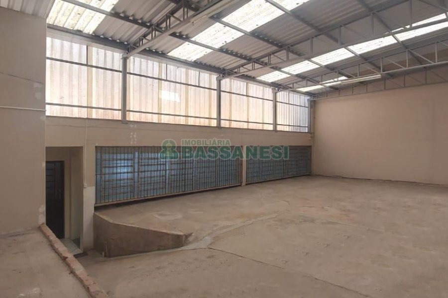 Loja com 330m², no bairro Cinqüentenário em Caxias do Sul para Alugar ou Comprar