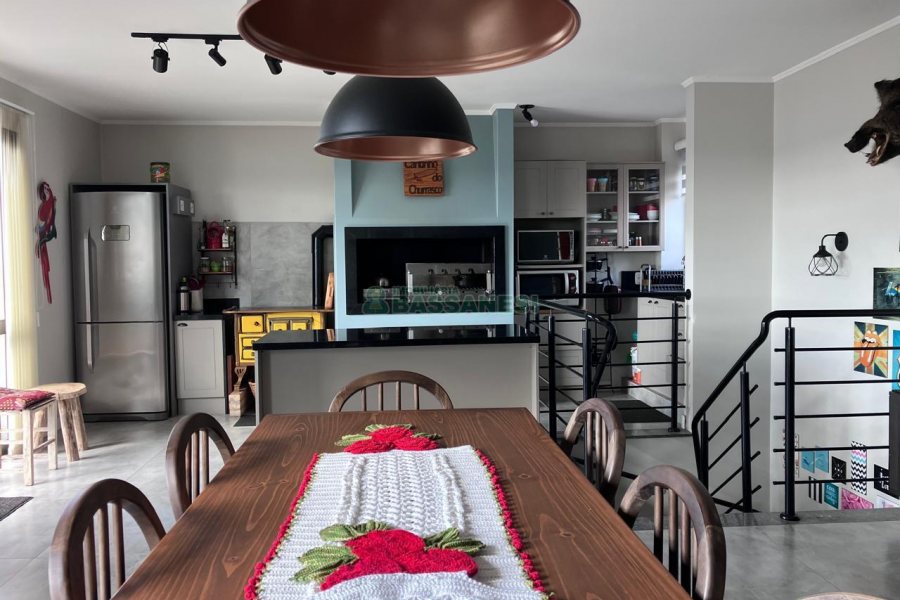 Apto/Cobertura com 230m², 3 dormitórios, 2 vagas, no bairro Centro em Caxias do Sul para Comprar