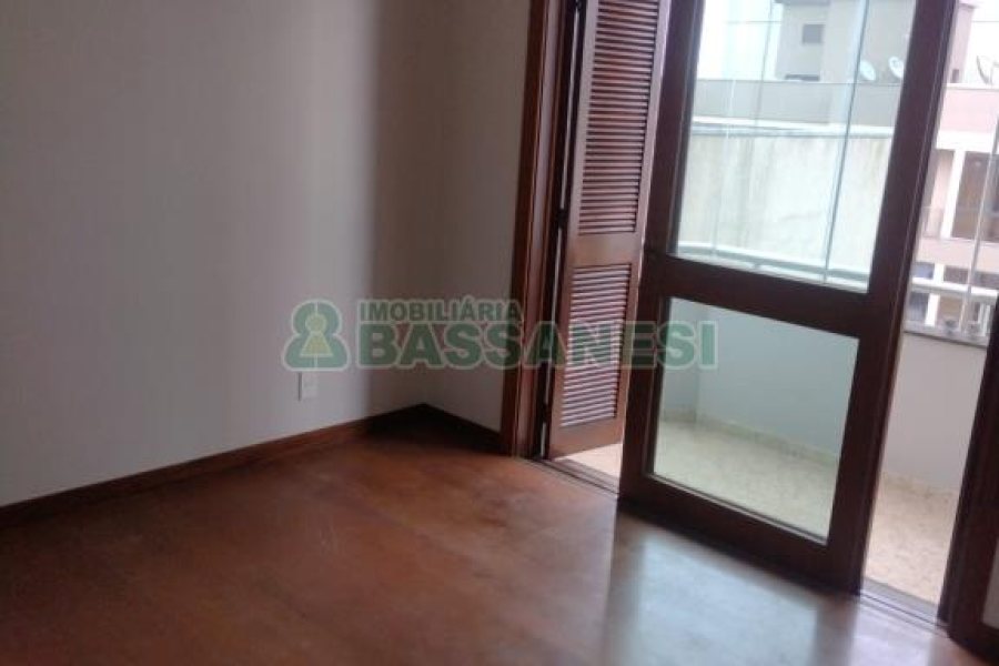 Apartamento com 109m², 3 dormitórios, 2 vagas, no bairro Universitário em Caxias do Sul para Comprar