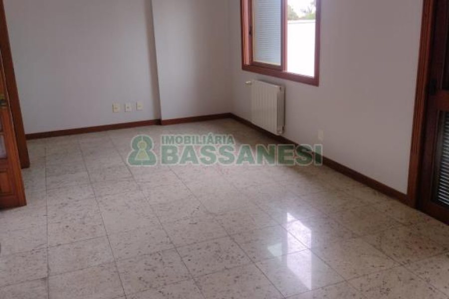 Apartamento com 109m², 3 dormitórios, 2 vagas, no bairro Universitário em Caxias do Sul para Comprar
