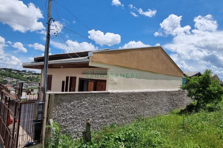 Casa com 70m², 3 dormitórios, 1 vaga, no bairro Serrano em Caxias do Sul para Comprar