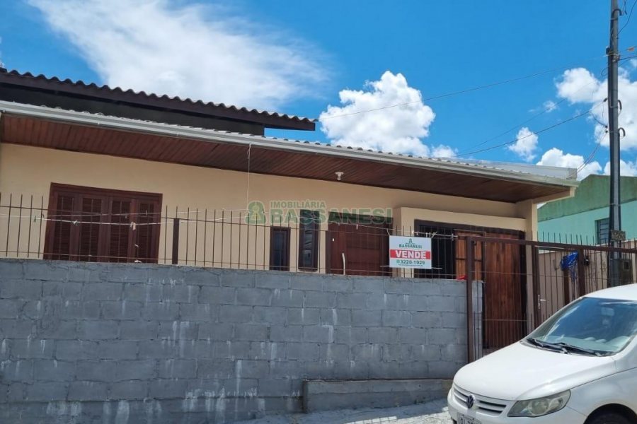 Casa com 70m², 3 dormitórios, 1 vaga, no bairro Serrano em Caxias do Sul para Comprar