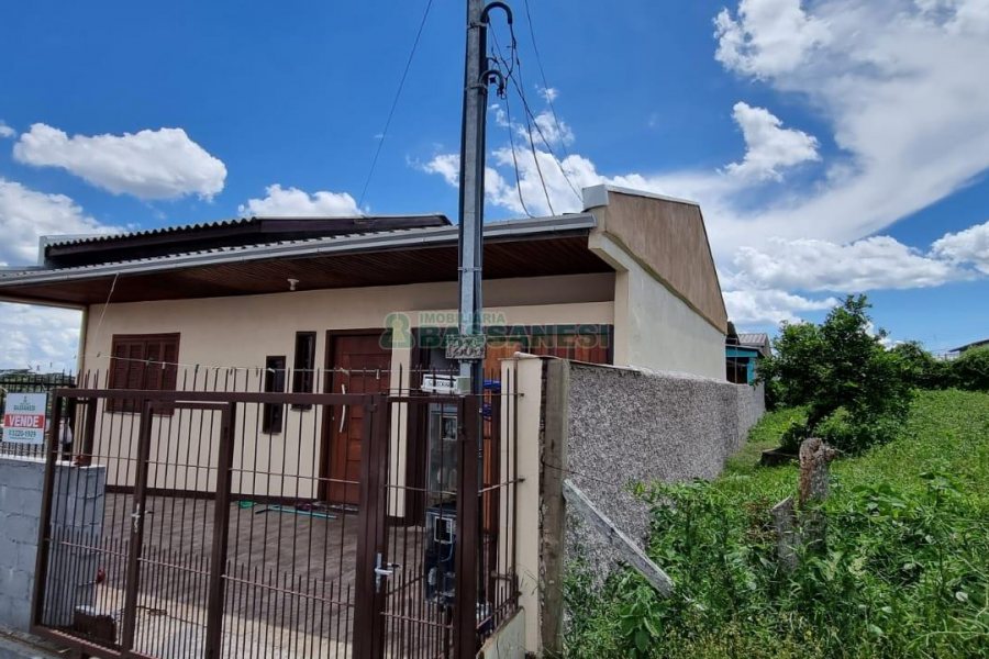 Casa com 70m², 3 dormitórios, 1 vaga, no bairro Serrano em Caxias do Sul para Comprar